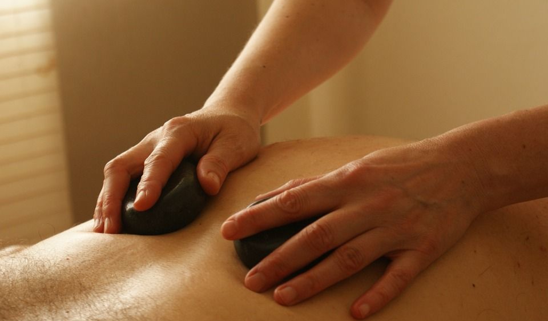 massaggio decontratturante schiena